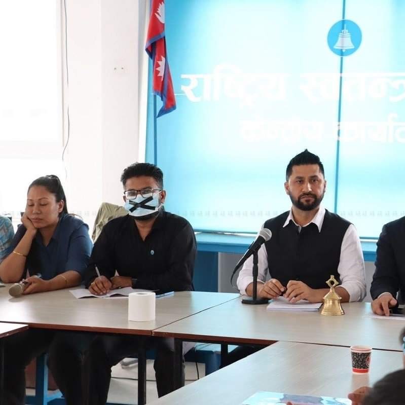 बोल्न पाउने अधिकार हनन भएको भन्दै मुकुल ढकाल कालो टेप लगाएर बैठकमा