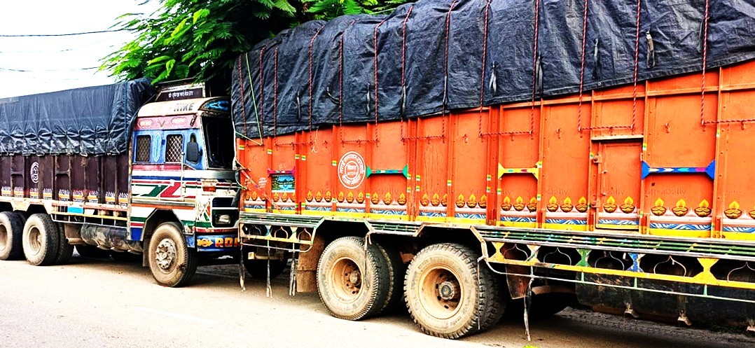 पौने दुईकरोडभन्दा बढीको सामानसहित २ वटा ट्रक  प्रहरीको नियन्त्रणमा