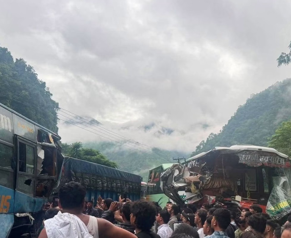 जलवीरेमा दुई बस ठोक्किँदा नारायणगढ–मुग्लिङ सडक पुनः अवरुद्ध