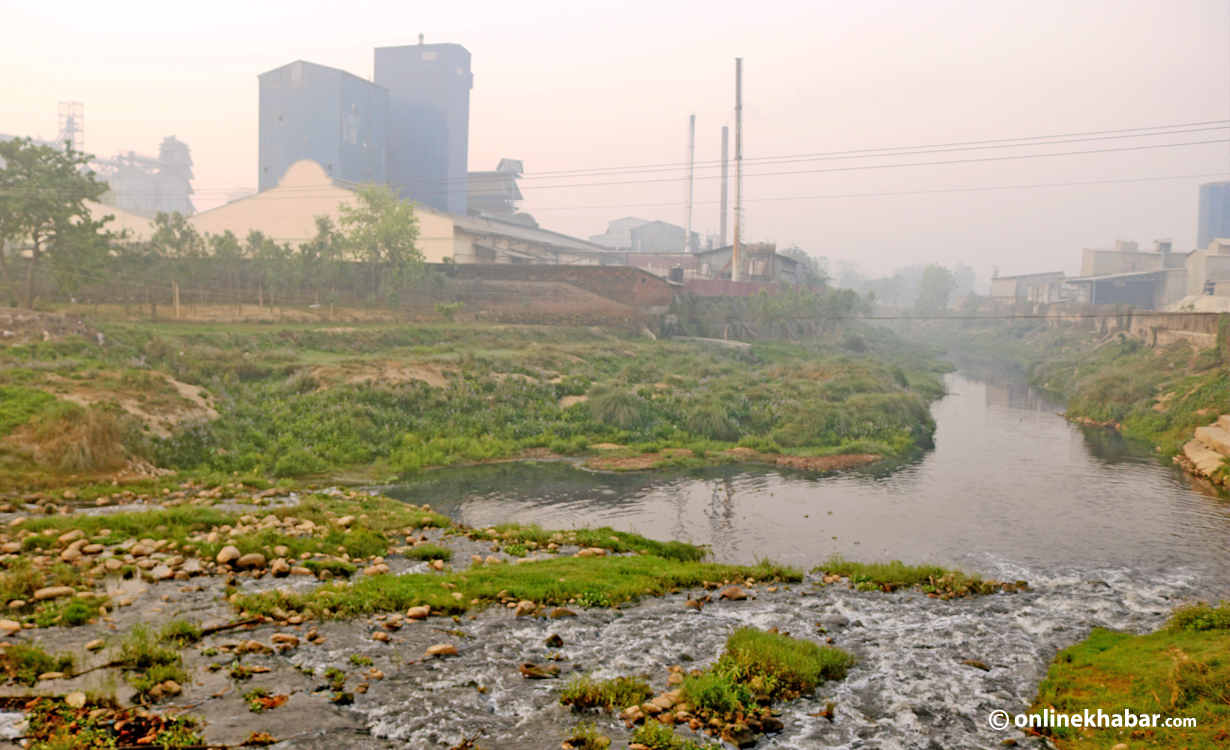औद्योगिक प्रदूषणको चपेटामा  सिर्सिया  नदी , सरोकारवाला निकाय मौन बस्दा समस्या