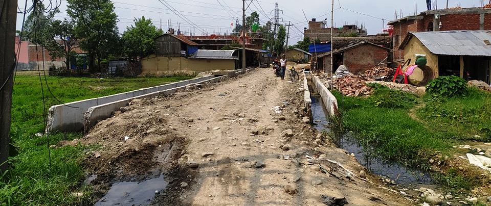 परवानीपुर गाँउपालिकाको लिपनीमालमा मापदण्ड विपरित नाला निर्माण हुदै 