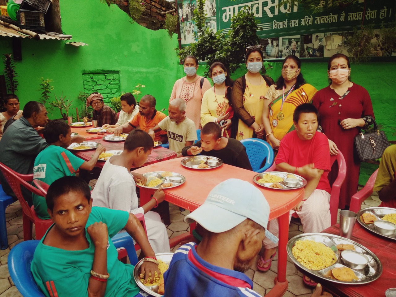 लायन्स क्लबद्वारा नारायणी अस्पताल लगायत विभिन्न स्थानहरुमा खाना खुवाउने कार्यक्रम सम्पन्न