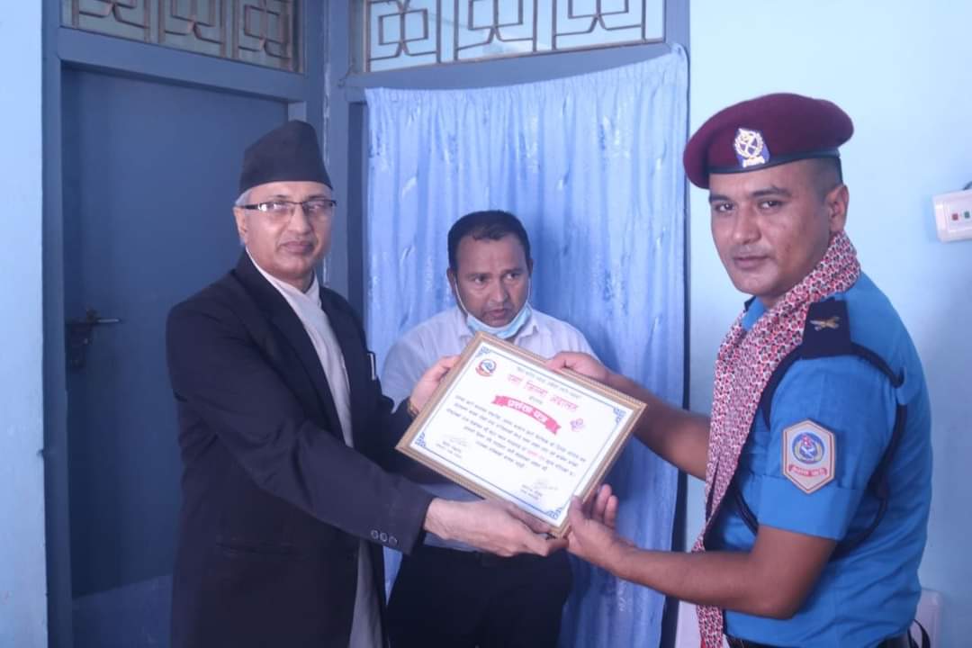 जिल्ला अदालत पर्साद्वारा प्रहरी निरीक्षक थापा सम्मानित।