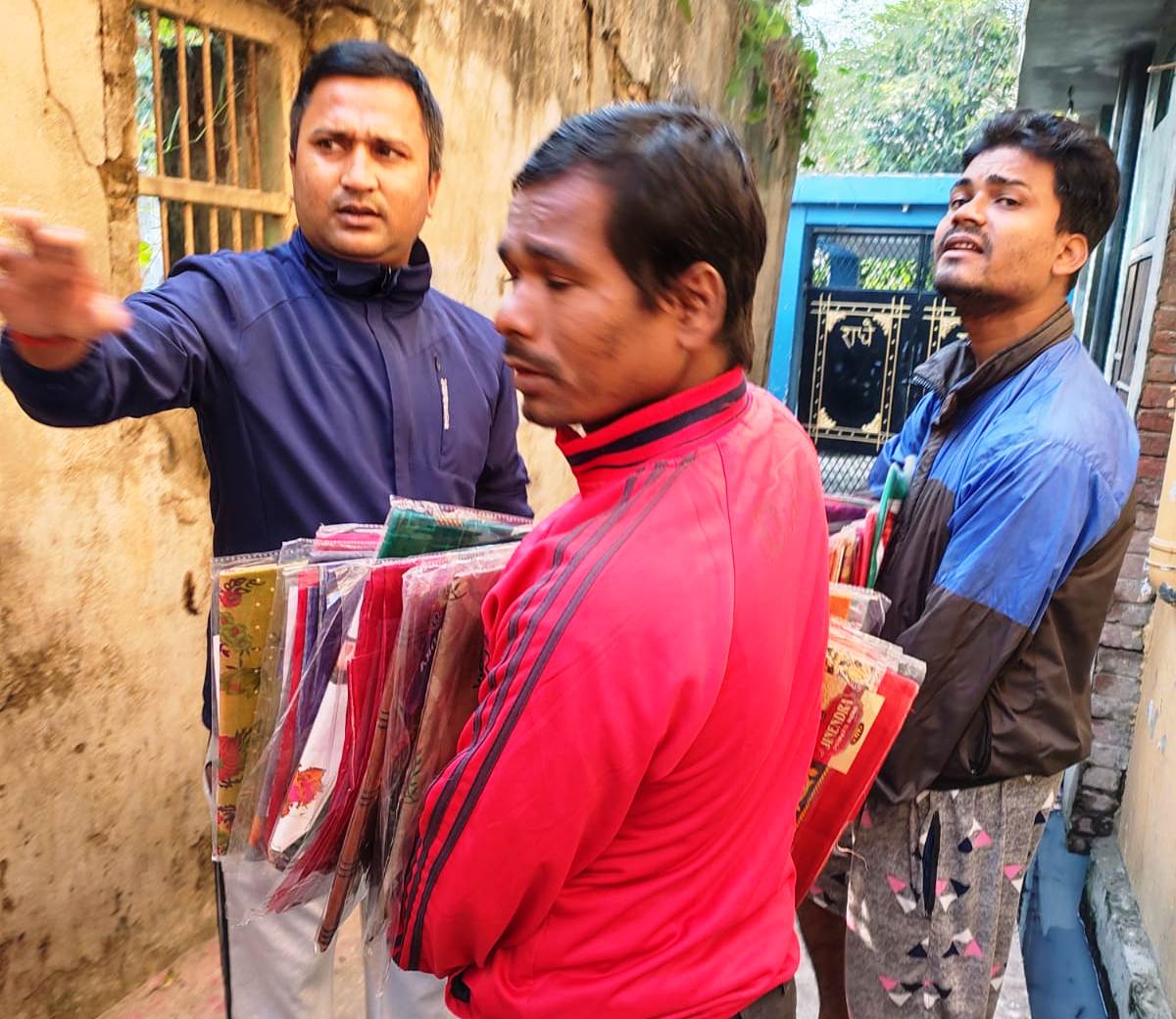 वडा अध्यक्ष स्वर्णकारद्वारा छपकैयामा दुई सय साडी बितरण