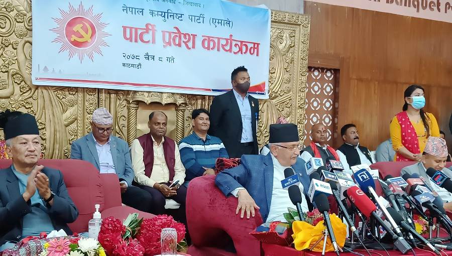 पूर्वमन्त्री सिंह ,अभिनेत्री करिश्मा मानन्धर र नेता शिव पटेल एमाले प्रवेश ,ओलीले गरे स्वागत