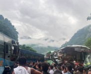 जलवीरेमा दुई बस ठोक्किँदा नारायणगढ–मुग्लिङ सडक पुनः अवरुद्ध