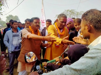 घरदैलो क्रममा बगहीबासीले कुर्मी र यादवलाई स्वागत गर्दै जीतको शुभकामना दिए