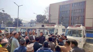 काठमाडौ वीर अस्पताल अगाडि म्याद गुज्रिएका औषधी बेच्ने दुई फार्मेसी बन्द