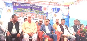 सिन्धुलीमा माओवादी निम्तियो,केन्द्रीय सदस्य सहित ३सयौं भन्दा बढी नेता कार्यकर्ताहरु एमाले प्रवेश।