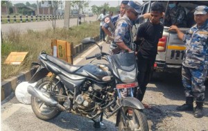 सशस्त्र प्रहरीको गाडीको ठक्करले मोटरसाइकल चालक घाइते, नारायणी अस्पतालमा उपचाररत