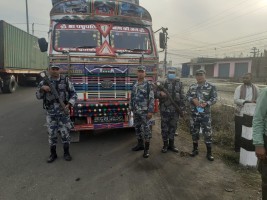 सशस्त्र प्रहरी पर्साद्धारा ७० लाख बराबरको कपडा सहित ट्रक नियन्त्रणमा