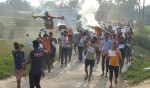 ठेक्का सकारेको दुई बर्ष वितदा पनि सडक निर्माण नभएपछि पप्पु कन्स्ट्रक्सन अध्यक्ष सुमित रौनियार, ठेकेदार हरिनारायण रौनियारको पुत्ला दहन