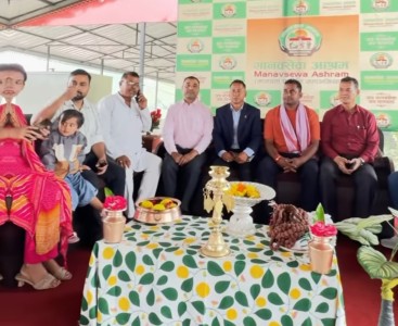 मानव सेवा आश्रम पुगे सांसद कानु, आश्रीतसँग बसेर भोजन — सांसद शाक्यद्वारा १ लाख ११ हजार १११ सहयोग घोषणा