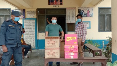 समाज परिर्वतन नेपालद्वारा प्रहरीलाई बिस्कुट र चाउचाउ हस्तान्तरण
