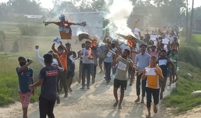 ठेक्का सकारेको दुई बर्ष वितदा पनि सडक निर्माण नभएपछि पप्पु कन्स्ट्रक्सन अध्यक्ष सुमित रौनियार, ठेकेदार हरिनारायण रौनियारको पुत्ला दहन