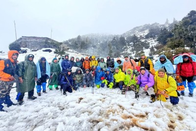 मनाङमा फसेका ११ पर्यटकको उद्धार