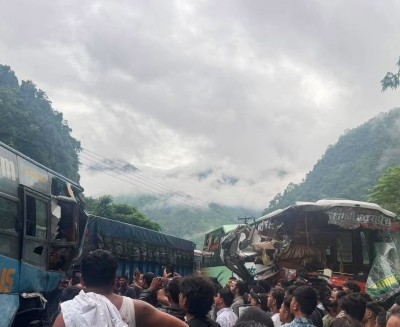 जलवीरेमा दुई बस ठोक्किँदा नारायणगढ–मुग्लिङ सडक पुनः अवरुद्ध