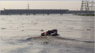 यमुना नदीमा डुङ्गा पल्टिँदा ११ को मृत्यु, ५ अझै बेपत्ता