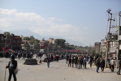 बल्खुमा दुर्गा प्रसाईं समर्थक र युवा सङ्घका कार्यकर्ताबीच ढुङ्गा हानाहान 