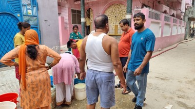 वीरगंज १० मा दिनहु पानी बितरण गर्दै गुप्ता