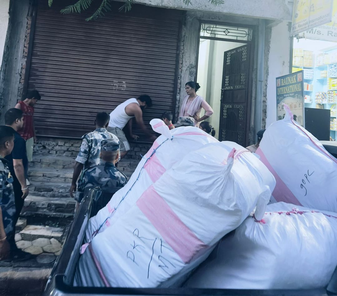 सशस्त्र प्रहरी द्वारा छापा ७ लाख बराबरको कपडा बरामद, डिएसपी भण्डारीको नेतृत्वमा तस्करी नियन्त्रण अभियान तीव्र