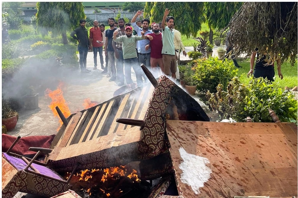 ठाकुरराम बहुमुखी क्याम्पसमा बिधार्थीहरु द्वारा आज दोस्रो दिन पनि प्रदर्शन।