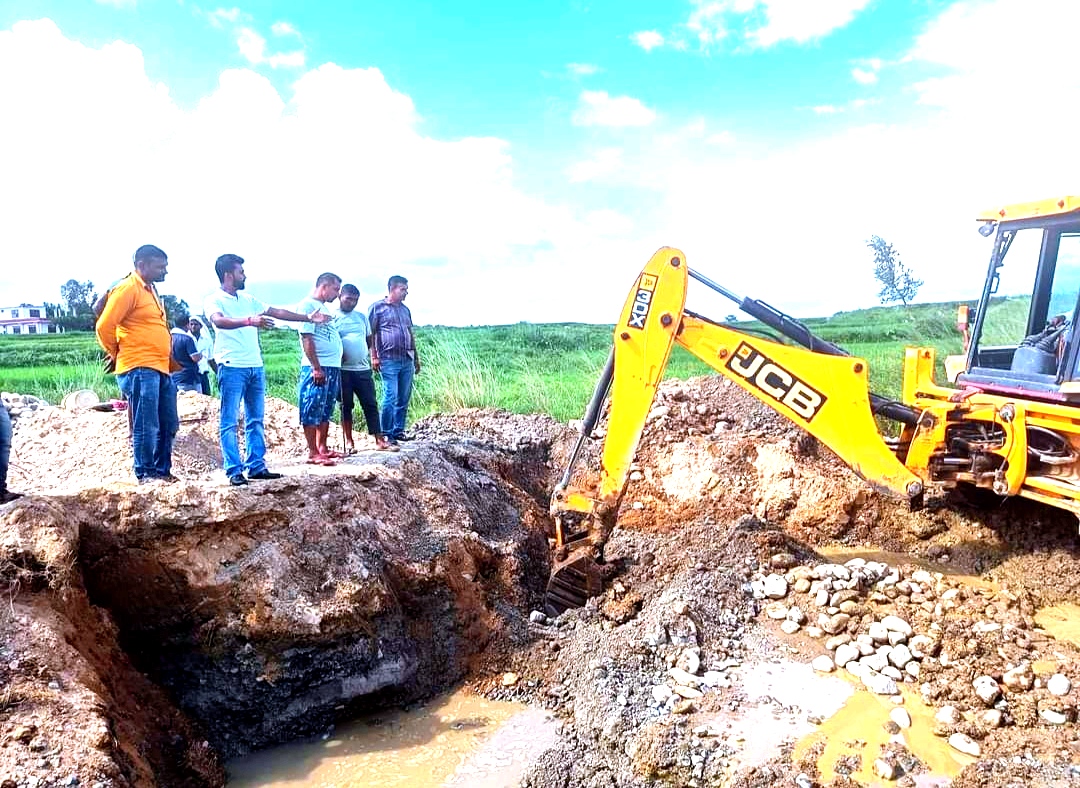 सखुवा प्रसौनी गाउँपालिका बिकासको गतिमा तिब्रता लियो। जयमंगलापुर देखि कोईलाभार जाने बाटोमा कल्भट निर्माण कार्य सुरु।