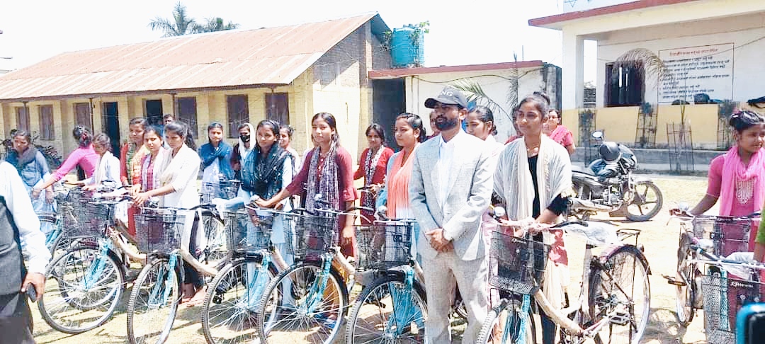 सखुवा प्रसौनी गाउँपालिकामा ४६ जना छात्राहरुलाई साईकल बितरण