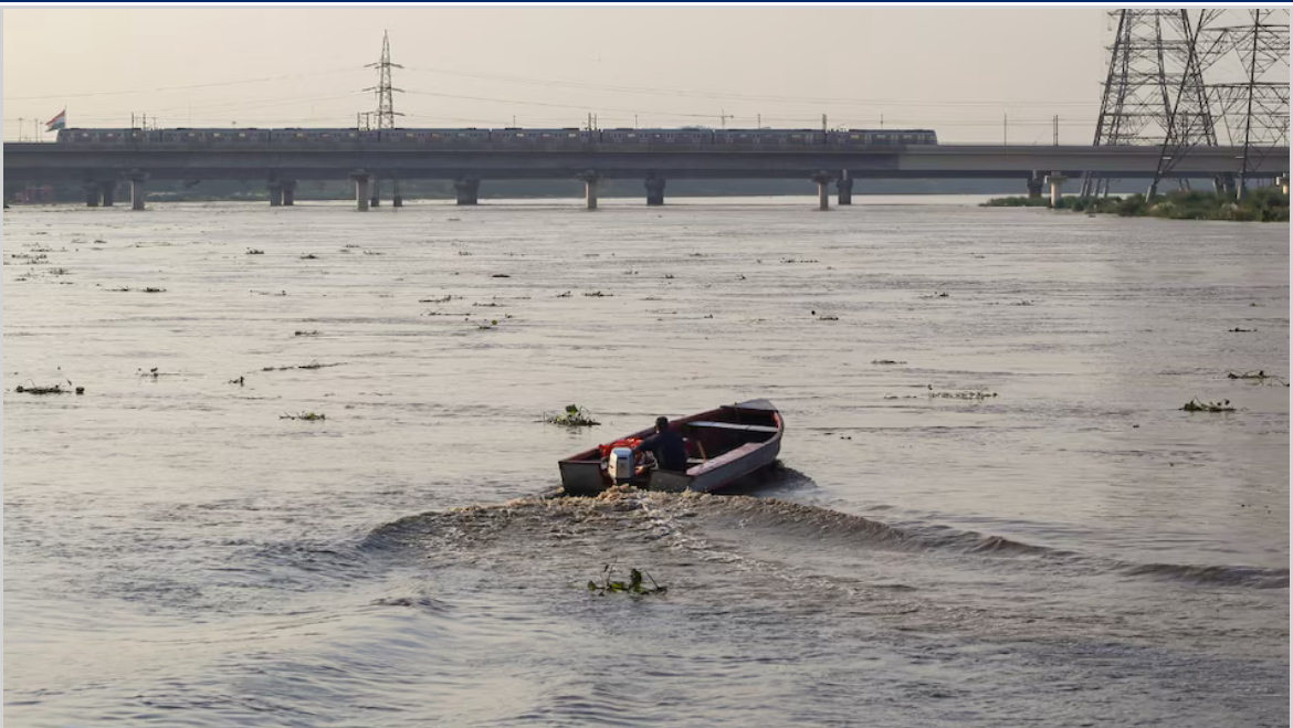 यमुना नदीमा डुङ्गा पल्टिँदा ११ को मृत्यु, ५ अझै बेपत्ता