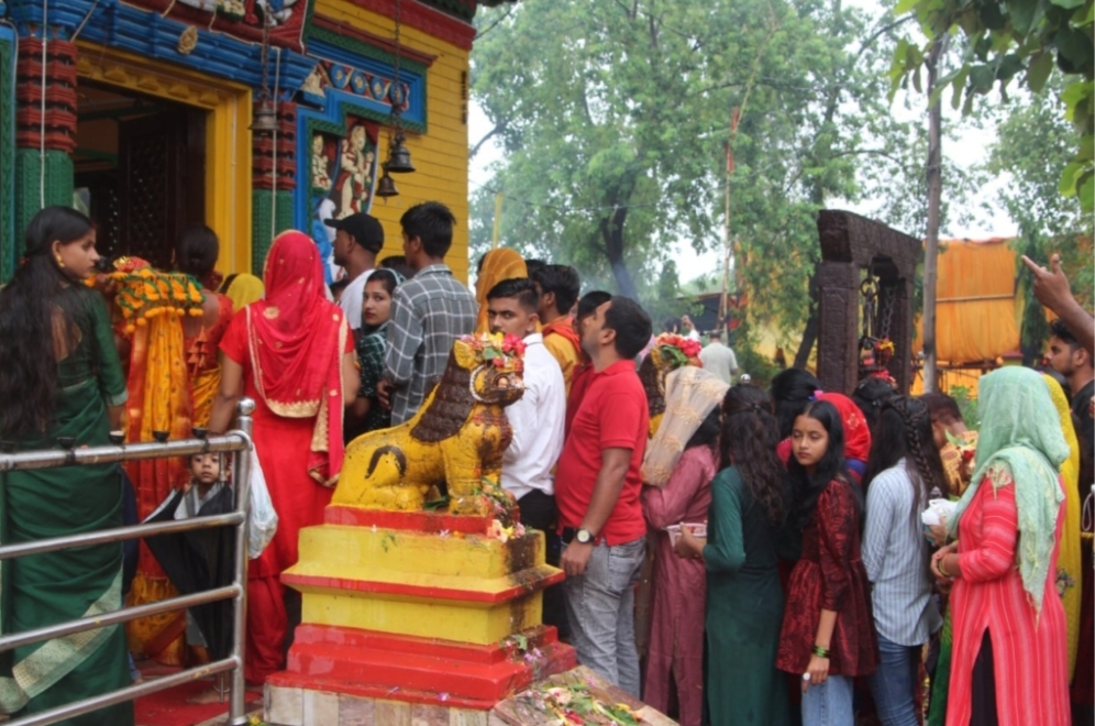 शिवरात्रीको अवसरमा वीरगंजको पशुपतिनाथ मन्दिरमा दर्शनार्थीको घुईचो, निशुल्क प्रसाद र साँझमा महाआरती हुने