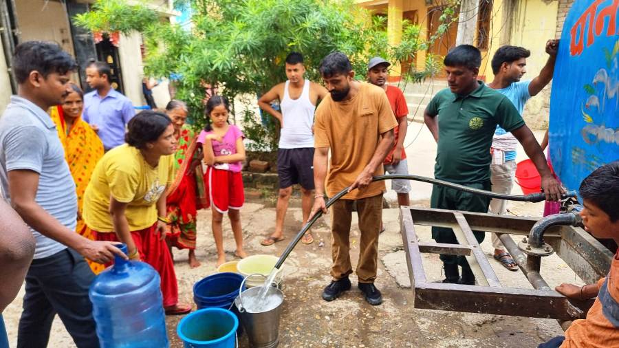 लगातार तिन दिन देखि पानी बाड्दै युवा नेता अजय गुप्ता