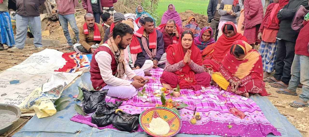 पोखरियाका उपप्रमुख ठाकुरले लमरिया गाउमा सडक ढलानको सिलान्यास गरिन